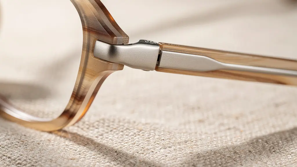 Détail charnière titane et texture acétate monture créateur haut de gamme